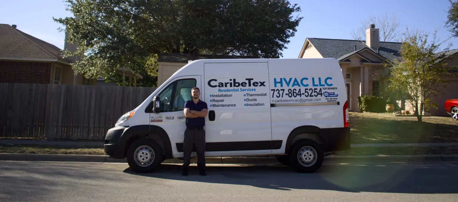 Técnico de HVAC instalando sistema de aire acondicionado